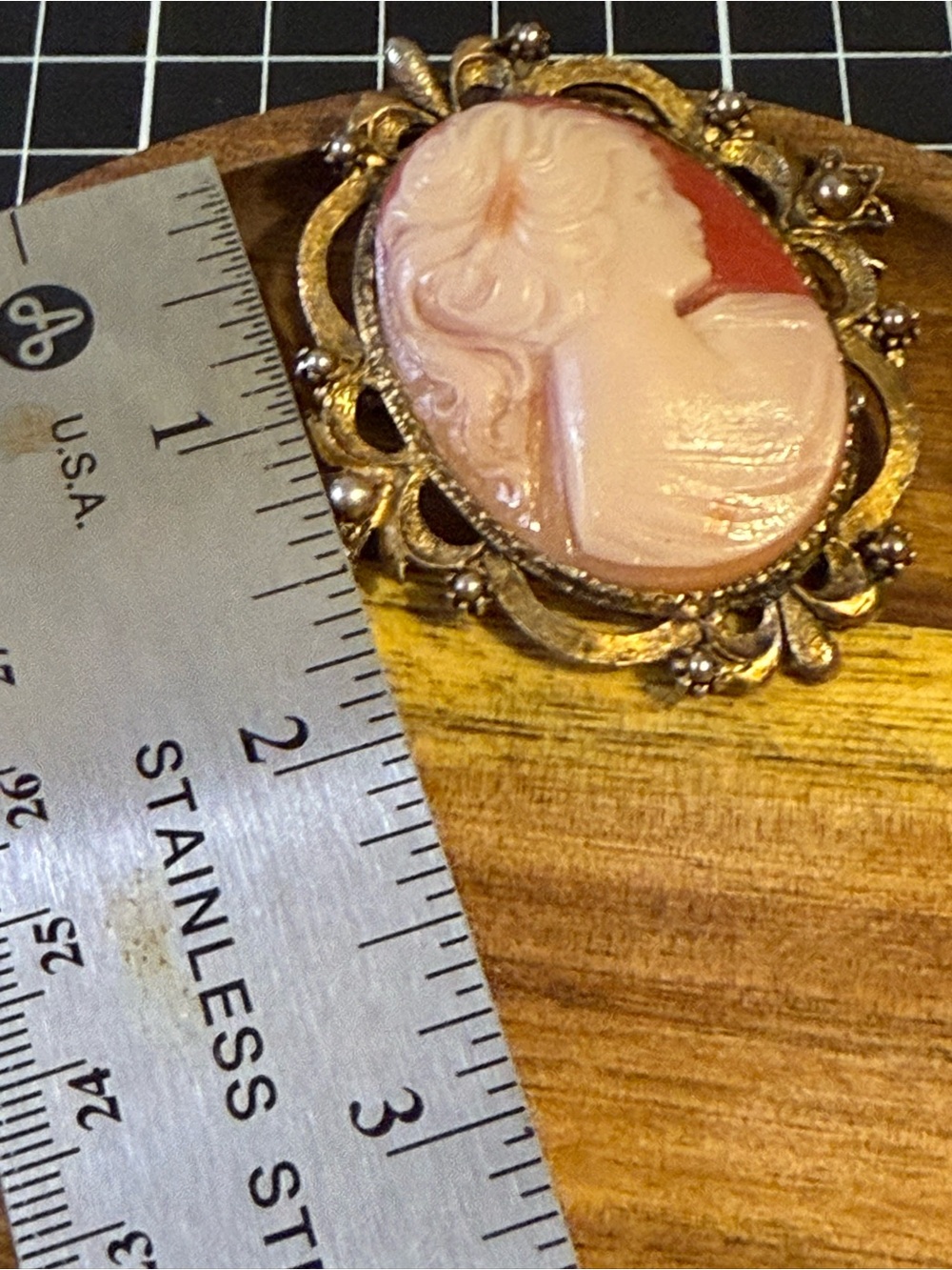 Vintage-Style Pink Cameo Brooch - Picture 3 of 10